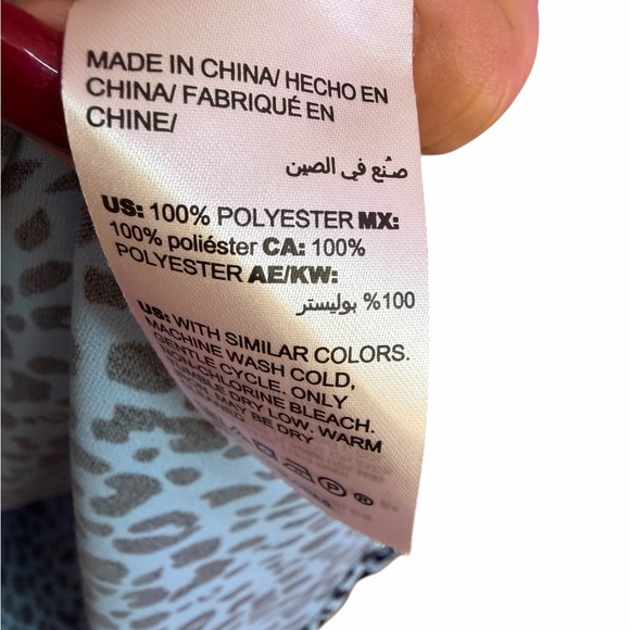 Chico's Blue Long Sleeve Animal Print Lightweight Button Down Shirt Size 0 - Picture 13 of 15